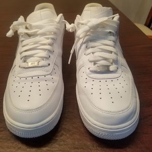 Men Sz 9.5 white Nike Airforce 1 07 w/o box.